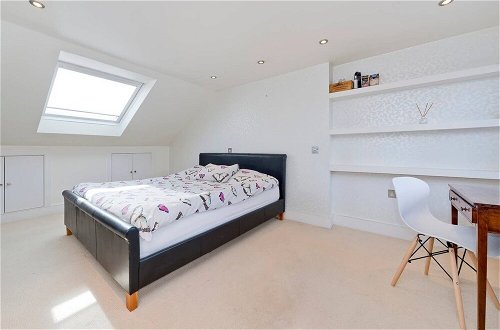 Photo 5 - Bright & Spacious 5 Bed House in Charming Putney