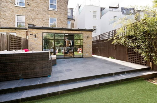 Photo 26 - Bright & Spacious 5 Bed House in Charming Putney
