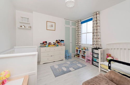 Photo 9 - Bright & Spacious 5 Bed House in Charming Putney