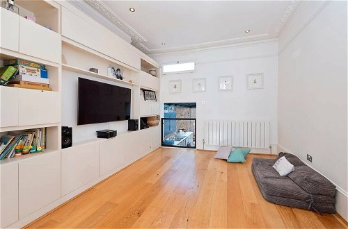 Photo 15 - Bright & Spacious 5 Bed House in Charming Putney