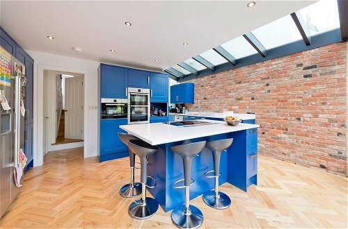 Photo 13 - Bright & Spacious 5 Bed House in Charming Putney