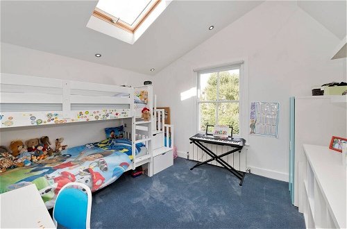 Photo 6 - Bright & Spacious 5 Bed House in Charming Putney