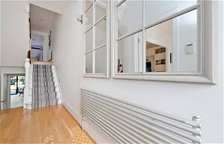 Photo 3 - Bright & Spacious 5 Bed House in Charming Putney