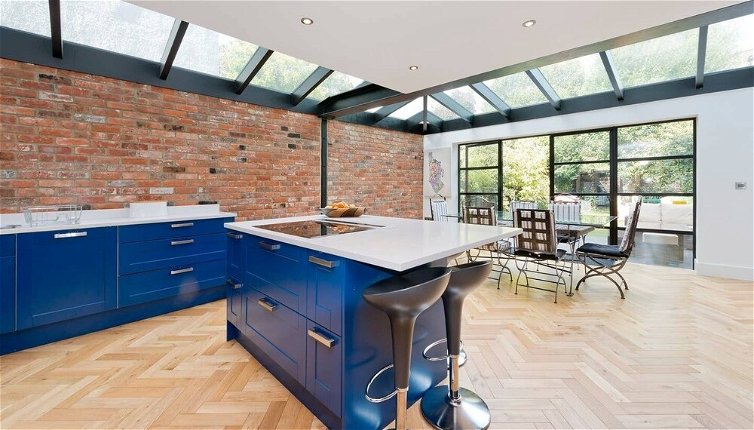 Photo 1 - Bright & Spacious 5 Bed House in Charming Putney