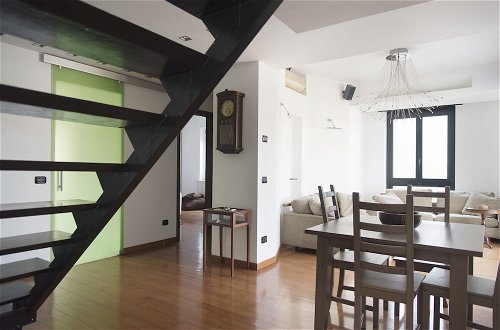 Foto 16 - Bright Terrace Apartment in University District