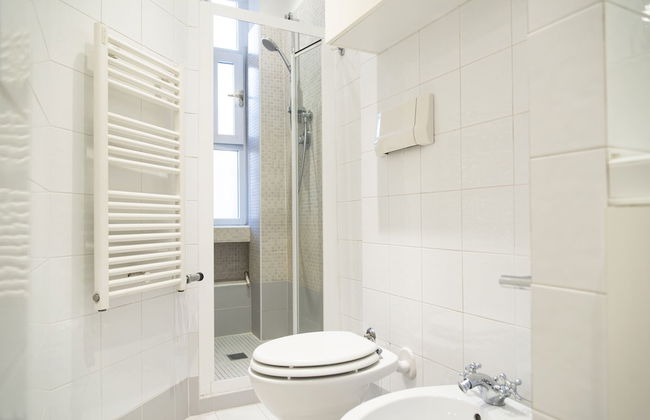 White and Clean Apartment near Metro MM1 - Photo 19