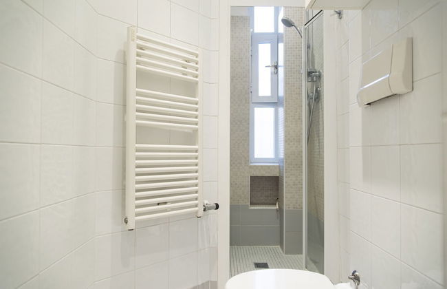 White and Clean Apartment near Metro MM1 - Photo 20
