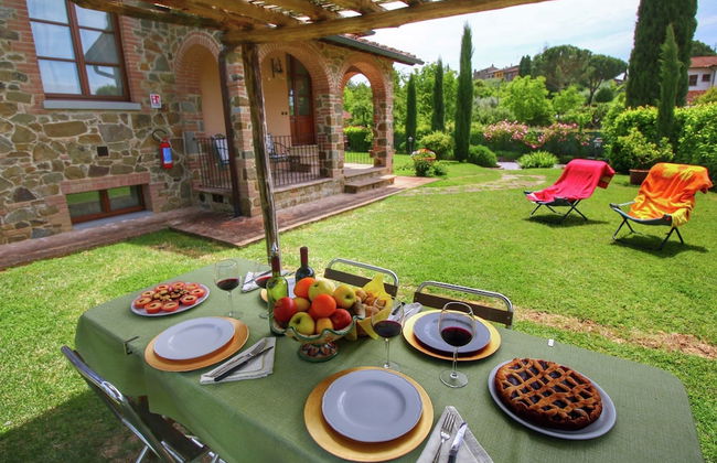 Tuscan Style Apartment with View of the Hills - Photo 31