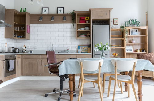 Photo 13 - Bright Two BR Period Apartment in Whitechapel