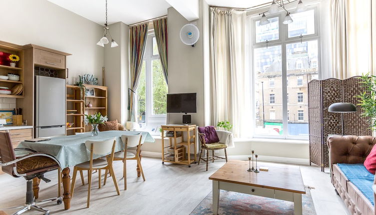 Photo 1 - Bright Two BR Period Apartment in Whitechapel