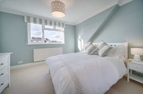 Photo 3 - Super 5 Bedroom Family Friendly Retreat Rustington