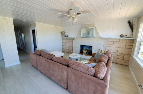 Photo 14 - Amazing 4 Bedroom, Oceanfront, Hot Tub - Pink Flamingo