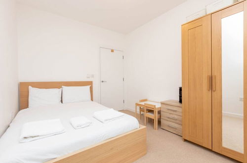 Photo 2 - Spacious 2 Bedroom Flat With City Views in Bermondsey