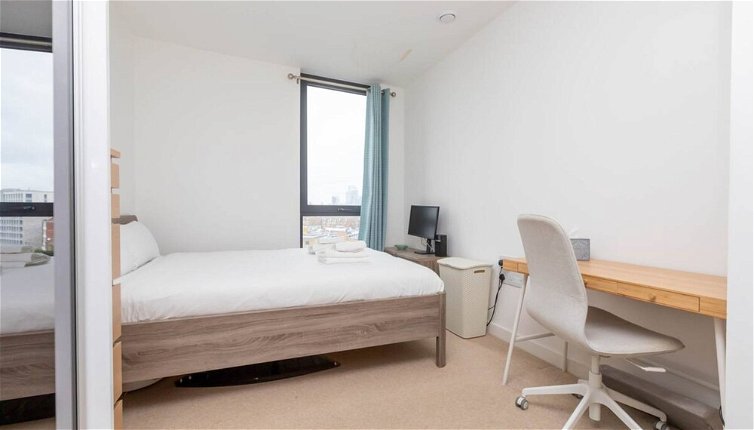 Photo 1 - Spacious 2 Bedroom Flat With City Views in Bermondsey