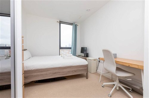 Photo 1 - Spacious 2 Bedroom Flat With City Views in Bermondsey