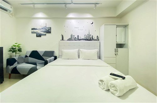 Foto 1 - Modern Design And Cozy Studio At Bassura City Apartment