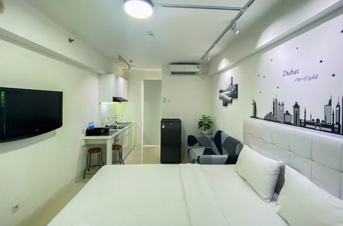 Photo 6 - Modern Design And Cozy Studio At Bassura City Apartment