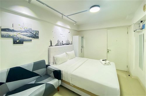 Photo 3 - Modern Design And Cozy Studio At Bassura City Apartment