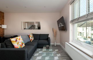 Photo 3 - Huge 1-bed Apartment in Kent