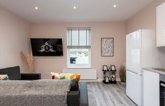 Photo 2 - Huge 1-bed Apartment in Kent