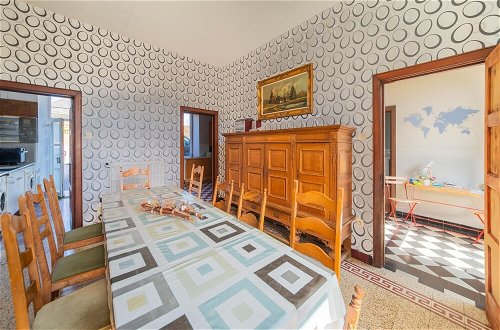 Foto 25 - Elegant Holiday Home in Bievre With Garden and Deckchairs