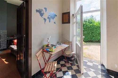 Foto 2 - Elegant Holiday Home in Bievre With Garden and Deckchairs