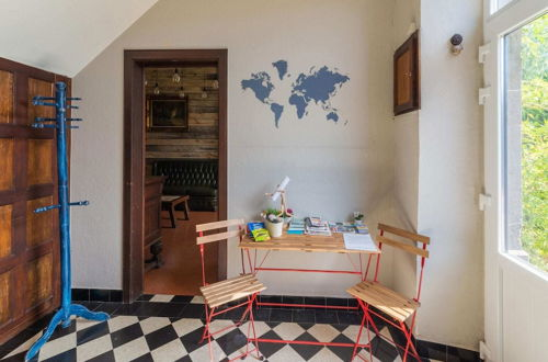 Foto 27 - Elegant Holiday Home in Bievre With Garden and Deckchairs