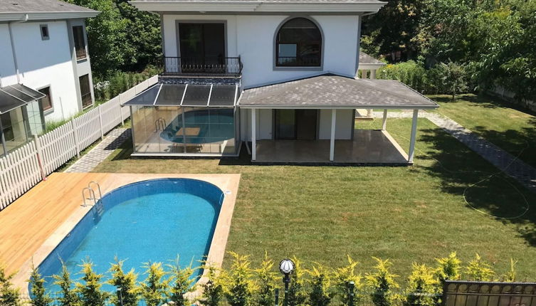 Foto 1 - Sleek Villa in Sapanca With Pool and Winter Garden