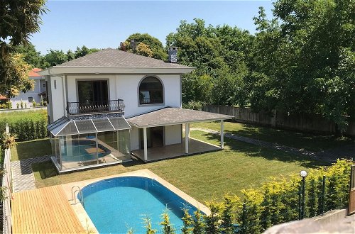 Photo 9 - Sleek Villa in Sapanca With Pool and Winter Garden