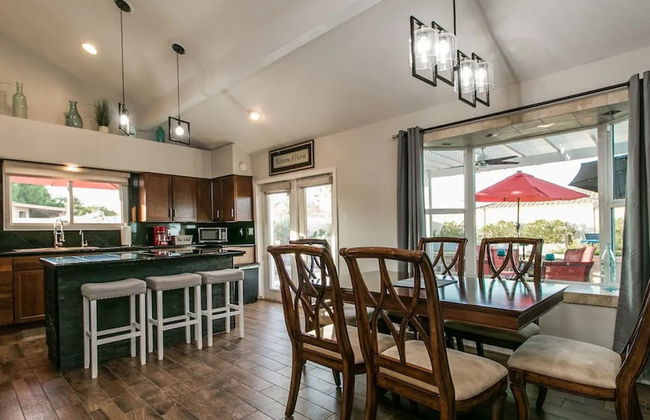 Spectacular Hilltop Home W/resort Like Backyard! - Photo 12