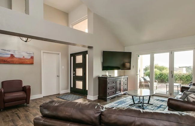 Spectacular Hilltop Home W/resort Like Backyard! - Photo 19