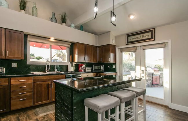 Spectacular Hilltop Home W/resort Like Backyard! - Photo 14