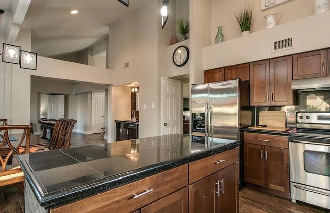 Spectacular Hilltop Home W/resort Like Backyard! - Photo 15