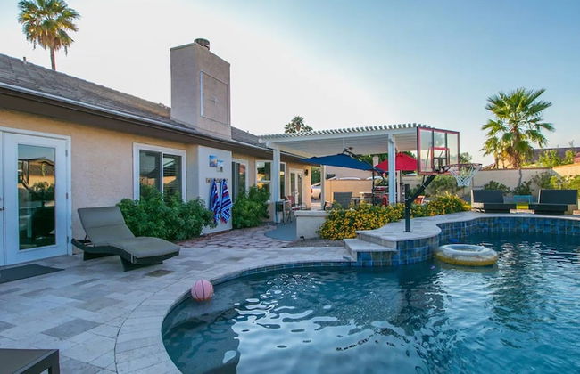 Spectacular Hilltop Home W/resort Like Backyard! - Photo 25
