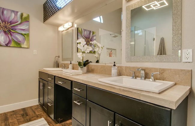 Spectacular Hilltop Home W/resort Like Backyard! - Photo 20