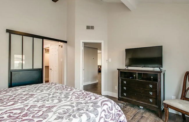 Spectacular Hilltop Home W/resort Like Backyard! - Photo 7