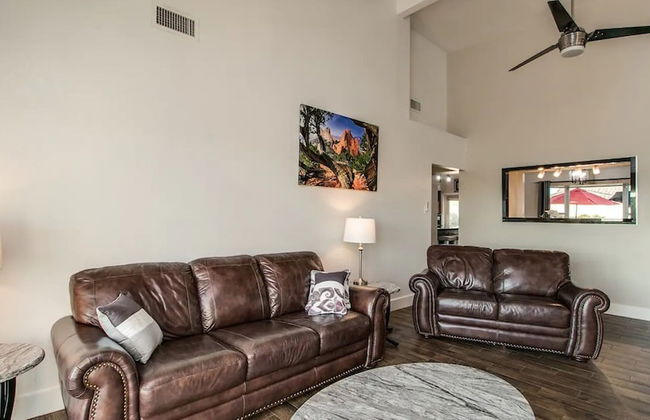Spectacular Hilltop Home W/resort Like Backyard! - Photo 17