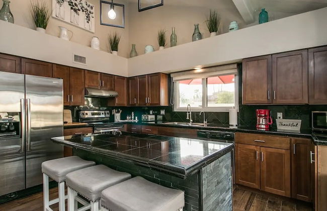 Spectacular Hilltop Home W/resort Like Backyard! - Photo 11