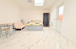 Photo 3 - Large Triple Studio Flat - Croydon