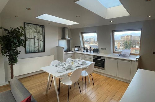 Photo 9 - Modern Two Bedroom Apartment in Fulham by Sojo Stay