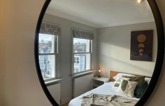 Photo 2 - Modern Two Bedroom Apartment in Fulham by Sojo Stay