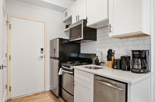 Photo 8 - Minimalist Design Studio Apt in Uptown