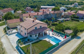 Foto 1 - Holiday Home in Brtonigla With Private Pool