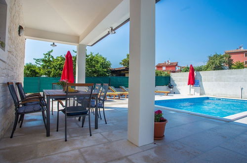 Photo 18 - Stylish Holiday Home in Brtonigla With Private Pool