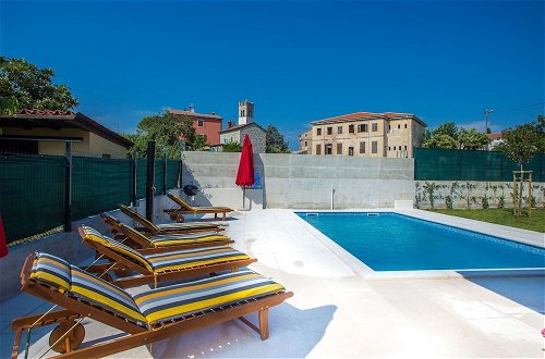 Photo 24 - Stylish Holiday Home in Brtonigla With Private Pool
