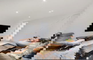 Foto 1 - Spacious Apartment With 2 Rooms