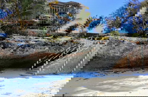 Foto 15 - Beautiful Secluded 8 Bedroom Beach Villa With Pool