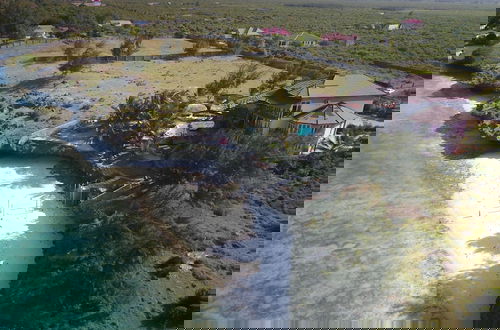 Foto 13 - Beautiful Secluded 8 Bedroom Beach Villa With Pool