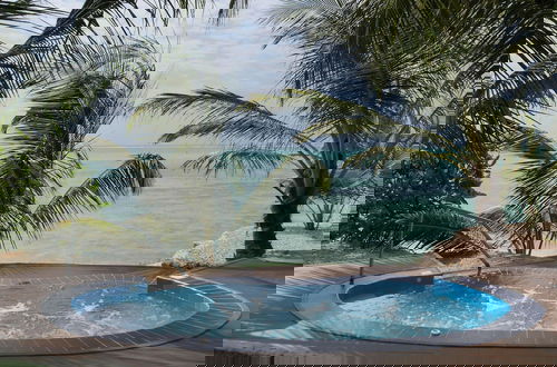 Foto 9 - Beautiful Secluded 8 Bedroom Beach Villa With Pool