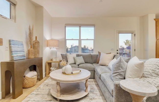 Sunset Serenity by Avantstay Rooftop w/ Hot Tub & Fire Pit, 3 Blocks to Beach! - Photo 10